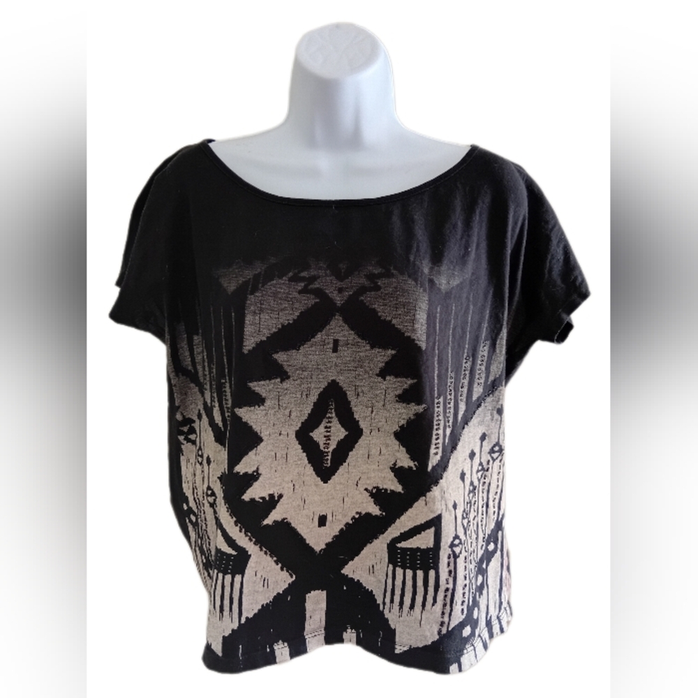 Suzy Shier Black and Cream Tribal Print Tee